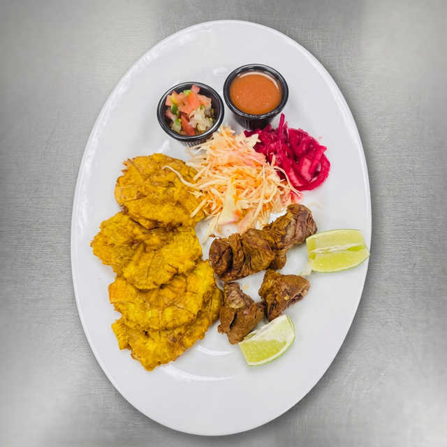 Tostones o Patacones con Chicharrón.